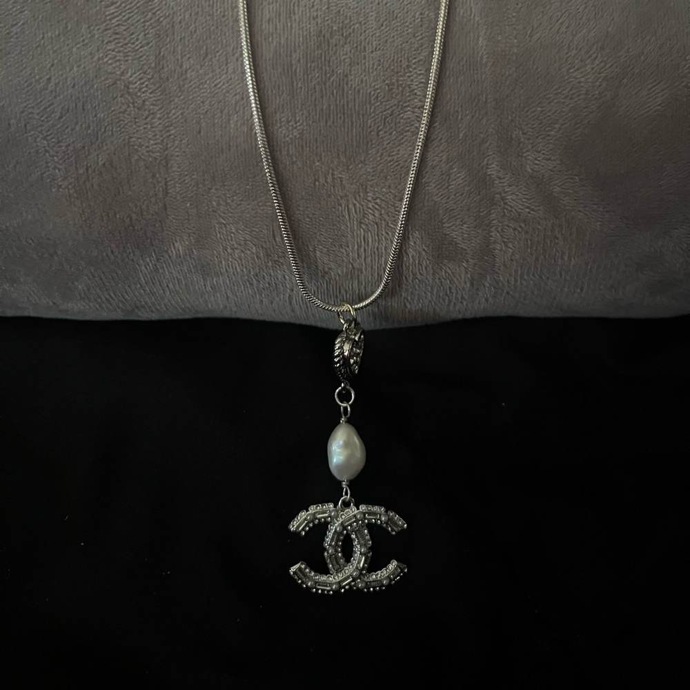 Elegant Silver Pendant Necklace